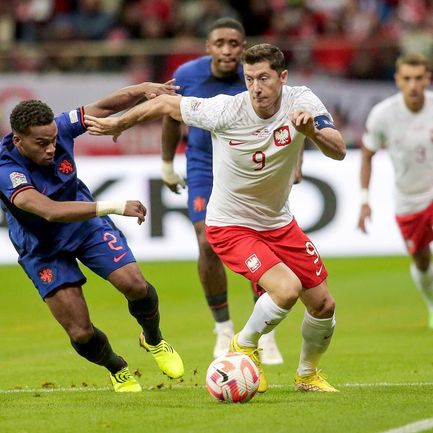 莱万多夫斯基连续十五场比赛得分超过锐不可当，掘金不断突破！观众掌声雷动-kaiyun sports